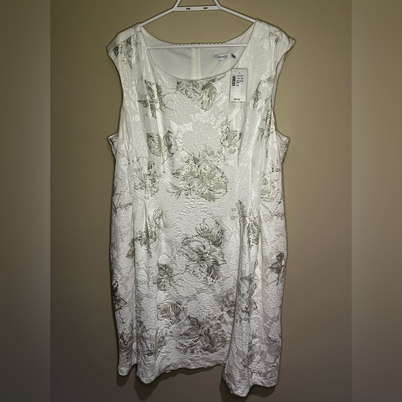 NWT cream dress with gold detail and pockets! - Picture 1 of 3